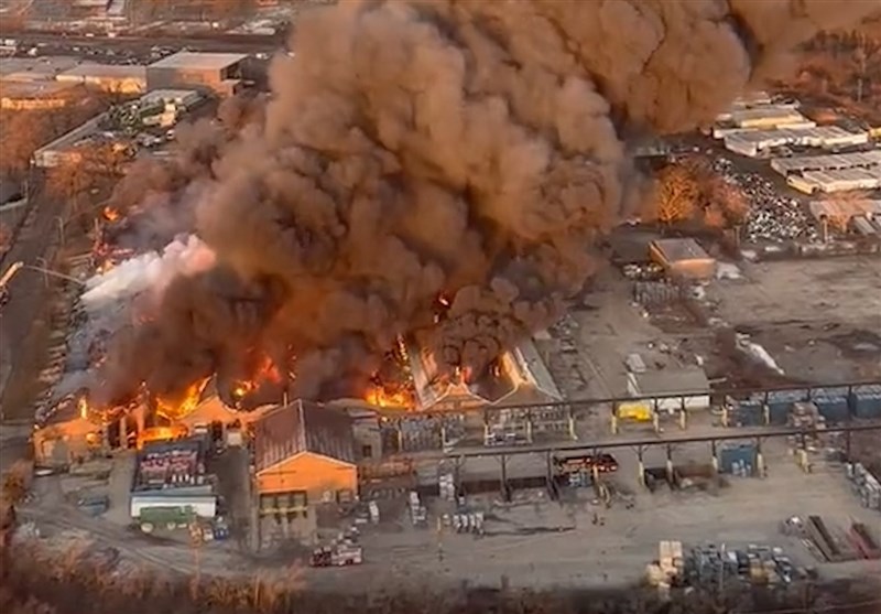 Factory Completely Destroyed after Massive Fire in Chicago Heights (+Video)