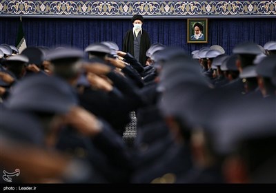  الإمام الخامنئي يستقبل قادة القوات الجوية