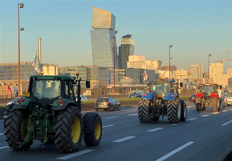 Hundreds of Tractors Enter Paris in Protest against Pesticide Bans
