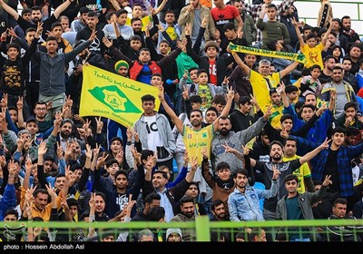 دیدار تیمهای فوتبال نقت آبادان و پرسپولیس