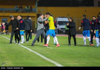 دیدار تیمهای فوتبال نقت آبادان و پرسپولیس