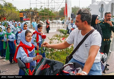 اجرای سرود و اهدای گل به گردشگران توسط دانش آموزان دختر بمناسبت دهه فجر-کیش