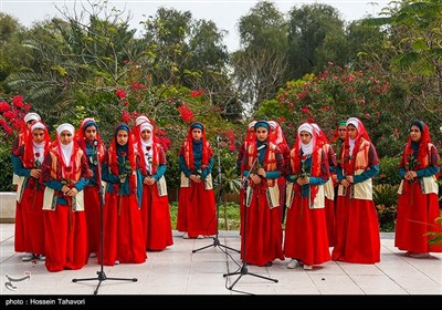 اجرای سرود و اهدای گل به گردشگران توسط دانش آموزان دختر بمناسبت دهه فجر-کیش
