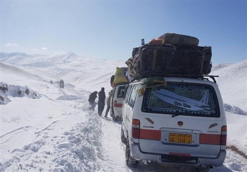 افغانستان| بارش سنگین برف مسیرهای مواصلاتی مناطق مرکزی را مسدود کرد