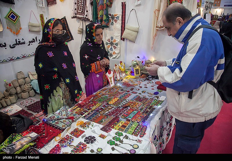 بازارچه‌های صنایع دستی در ورودی شهرهای کشور رونق می‌یابد