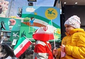 شش تماشاخانه سیار کانون پرورش فکری در راهپیمایی 22 بهمن / از میدان فردوسی تا بزرگراه نواب 8