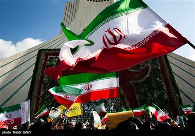  آغاز راهپیمایی یوم‌الله ۲۲ بهمن در تهران/ پایتخت‌نشینان ۴۵ سالگی انقلاب را جشن می‌گیرند 