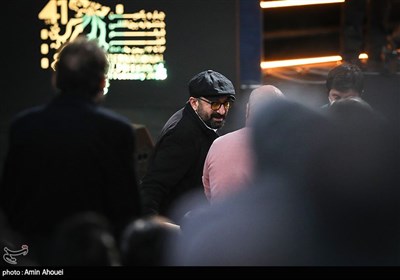 اهدای سیمرغ بلورین بهترین بازیگر نقش اول مرد به مجید صالحی برای بازی در فیلم شماره 10 