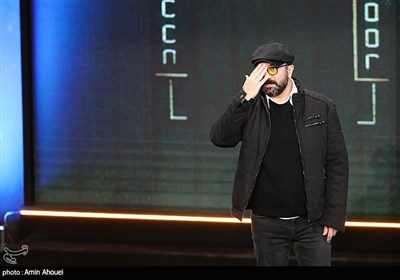 اهدای سیمرغ بلورین بهترین بازیگر نقش اول مرد به مجید صالحی برای بازی در فیلم شماره 10 