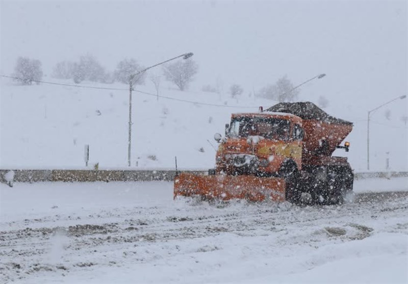 برف 16 محور فرعی و روستایی کرمانشاه را مسدود کرد + تصویر