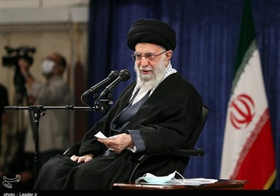  استفتاء از امام خامنه‌ای؛ حکم انجام حج نیابتی با وجود استطاعت چیست؟ 