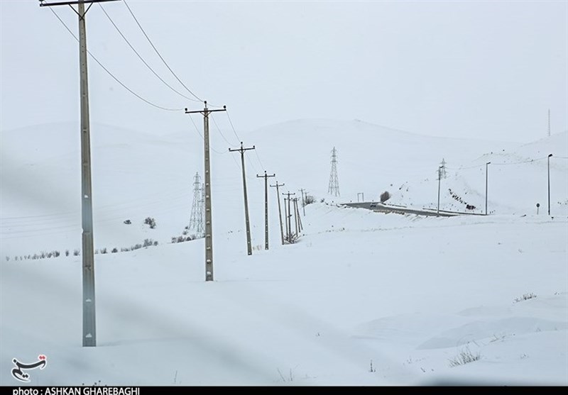 کولاک در محورهای کوهستانی زنجان / راه 12 روستا همچنان مسدود است +عکس و فیلم