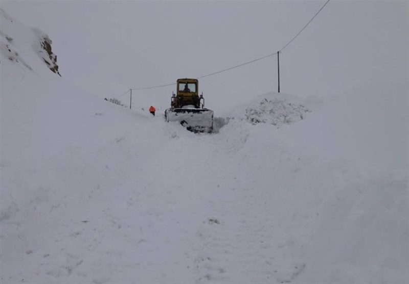 راه ‌تمام‌ روستاهای الیگودرز مسدود شد/ ریزش بهمن ارتفاع برف در گردنه نمک را به 15 متر رساند‌ + فیلم
