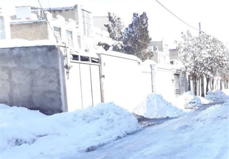 عملکرد ضعیف شهرداری اراک در روزهای برفی/ کوچه‌ها انباری از برف است + تصویر