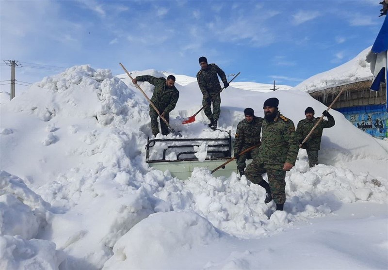 کوهرنگ مدفون در برف/ ‌ارتفاع برف ‌مناطق روستایی تا 6 متر!/ محاصره 125 روستا در ‌برف + فیلم و تصاویر