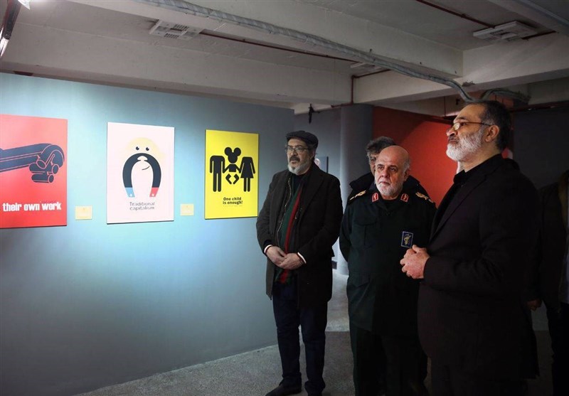 بازدید مشاور فرمانده نیروی قدس از نمایشگاه جشنواره هنرهای تجسمی فجر