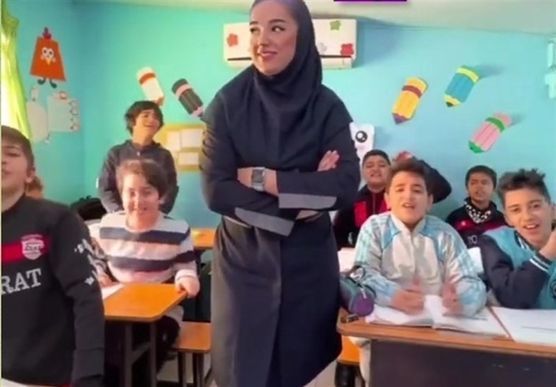 معلم قائمشهری به مدرسه بازگشت/ خانم معلم عذرخواهی کرد + فیلم
