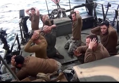 تصاویر مستند از قدرت‌نمایی نیروی دریایی سپاه در سواحل خلیج فارس/ قایق‌های تندرو بلای جان آمریکایی‌ها + فیلم