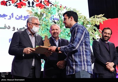 تقدیر از محمد حسن ظریف منش عکاس خبرگزاری فارس در کنگره شهدای داروساز