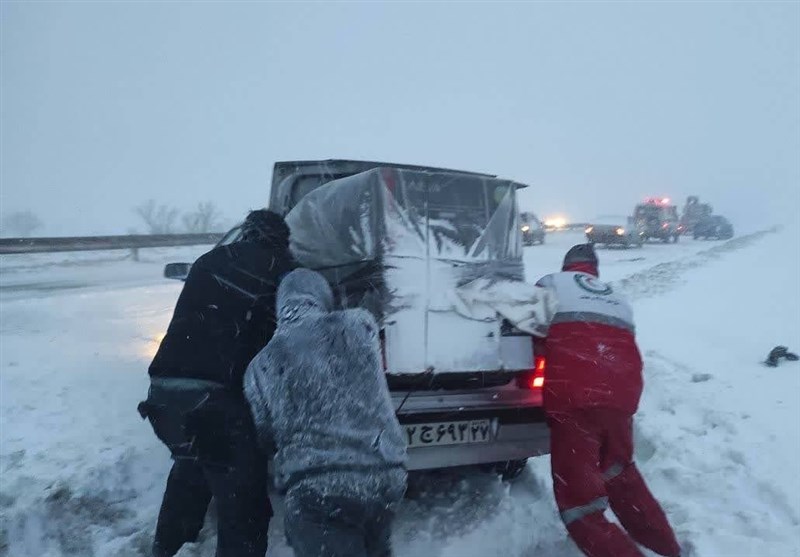 کولاک در محورهای کوهستانی زنجان/ امدادرسانی به ‌هموطنان گرفتار در برف
