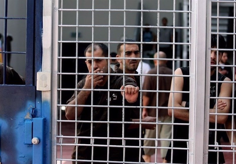 Israeli Forces Assault Palestinian Inmates, Transfer Them to Undisclosed Location