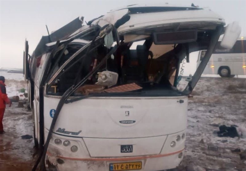 واژگونی اتوبوس اسکانیا در محور تربت حیدریه ـ مشهد با 32 مصدوم/ حال 2 مسافر وخیم است + عکس