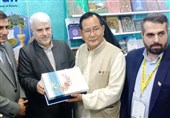 وزیر علوم و پرورش هند از غرفه کتاب ایران بازدید کرد / معرفی طرح گرنت به ناشران هندی