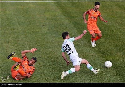 دیدار تیم‌های فوتبال ذوب آهن اصفهان و مس کرمان