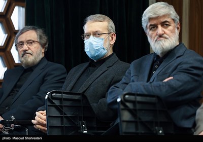 علی مطهری و علی لاریجانی در مراسم ختم همسر شهید آیت الله مطهری در دانشگاه تهران
