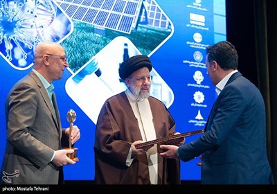  سید ابراهیم رئیسی، رئیس جمهورومحمدعلی زلفی‌گل، وزیر علوم، تحقیقات و فناوری در اختتامیه سی و ششمین جشنواره بین‌المللی خوارزمی