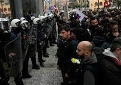  درگیری بین معترضان و نیروهای پلیس یونان در اعتراضات بعد از حادثه قطار 