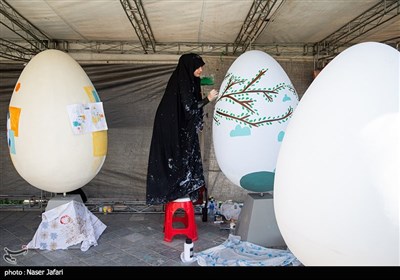 آماده سازی تخم‌مرغ های نوروزی در پارک شهر