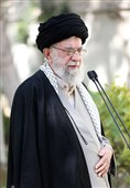 کاشت نهال توسط رهبرمعظم انقلاب در روز درختکاری