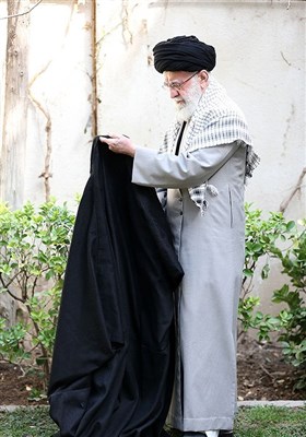 الإمام الخامنئي يغرس شتلة بمناسبة يوم الشجرة