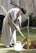کاشت نهال توسط رهبرمعظم انقلاب در روز درختکاری