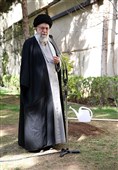 کاشت نهال توسط رهبرمعظم انقلاب در روز درختکاری