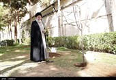 کاشت نهال توسط رهبرمعظم انقلاب در روز درختکاری