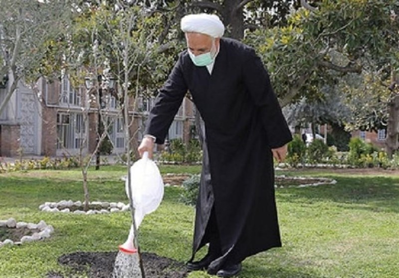 رئیس قوه قضائیه در اصفهان ‌یک اصله نهال میوه غرس کرد