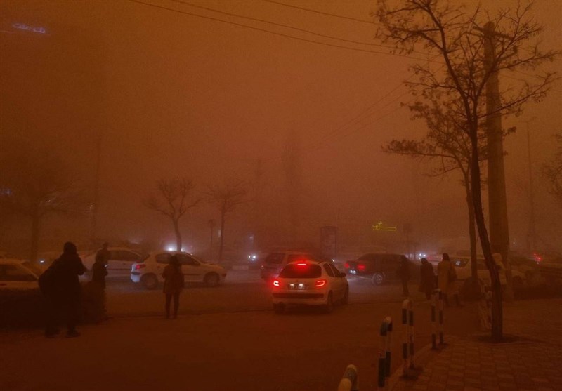 گرد و غبار شدید آسمان اردبیل را در بر گرفت/ وضعیت هوا در مرز خطرناک + فیلم