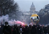 دستگیری بیش از 200 معترض فرانسوی / انباشت هفت هزار تن زباله در خیابان‌های پاریس