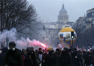  دستگیری بیش از ۲۰۰ معترض فرانسوی / انباشت حدود هفت هزار تن زباله در خیابان‌های پاریس 