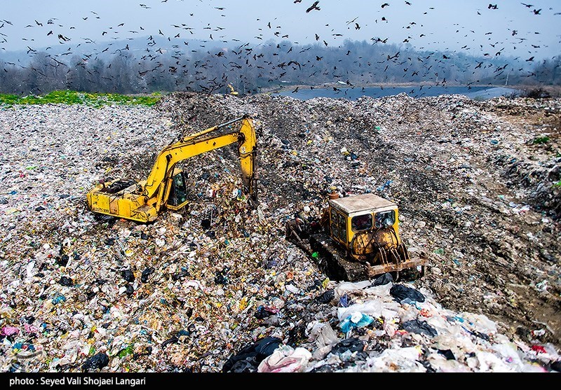 تصاویری از وضعیت فاجعه‌بار دپوی زباله در بابل‌کنار/ شیرابه‌ای که به جان مردم جاری شد + فیلم و تصاویر