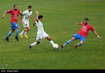 دیدار تیم‌های فوتبال ذوب‌آهن اصفهان و نساجی مازندران