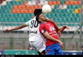 دیدار تیم‌های فوتبال ذوب‌آهن اصفهان و نساجی مازندران