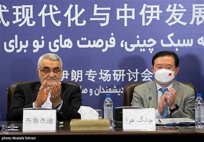  حضور چانگ هوا، سفیر چین در تهران و علاالدین بروجردی، دبیر انجمن دوستی ایران و چین