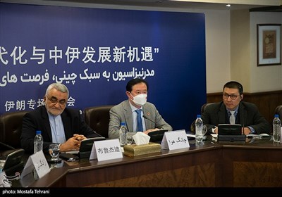  حضور چانگ هوا، سفیر چین در تهران و علاالدین بروجردی، دبیر انجمن دوستی ایران و چین