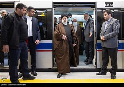  سید ابراهیم رئیسی رئیس‌جمهور در آیین افتتاح 5 ایستگاه و 11 کیلومتر در مسیر خطوط 6 و 7 مترو تهران