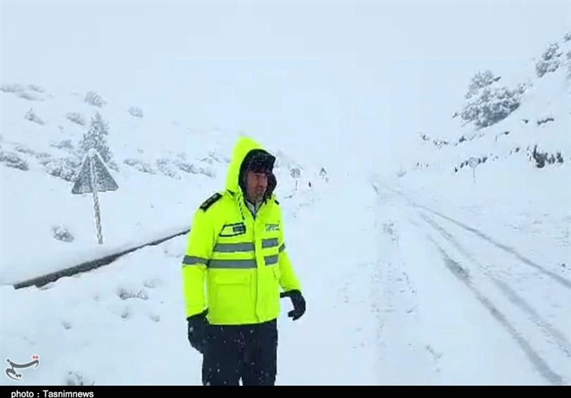 بارش برف محور‌های منتهی به مسیر کیاسر در سمنان را مسدود کرد