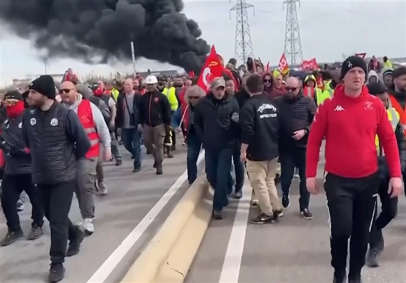French Workers Clash with Police over Retirement Age Reform (+Video)
