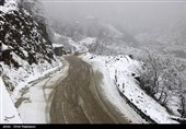 بارش برف بهاری در محور نورآباد به نهاوند/ آماده‌باش 38 اکیپ راهداری استان لرستان